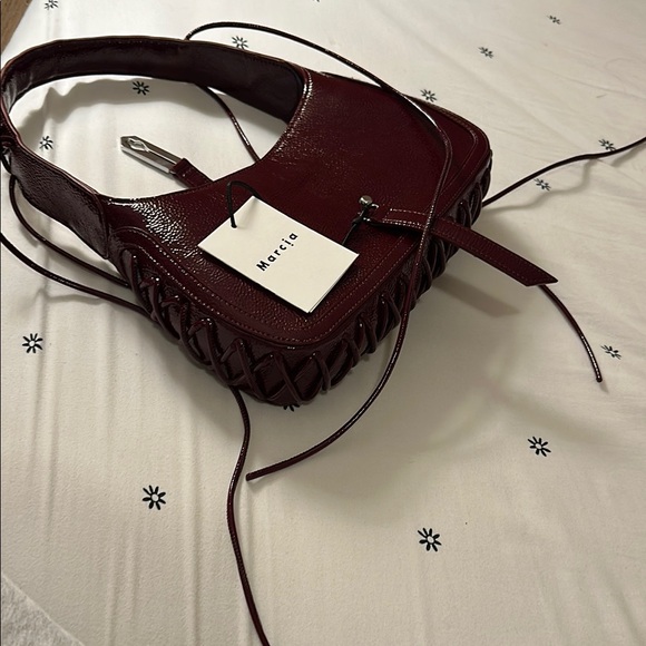SMALL GLOSSY CHERRY - Red Shoulder Bag - Picture 10 of 16